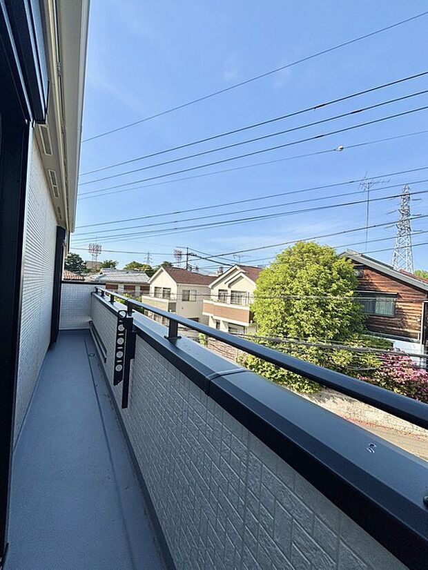 広めのバルコニーは風通しも良くお洗濯物もしっかりと干すことができます!