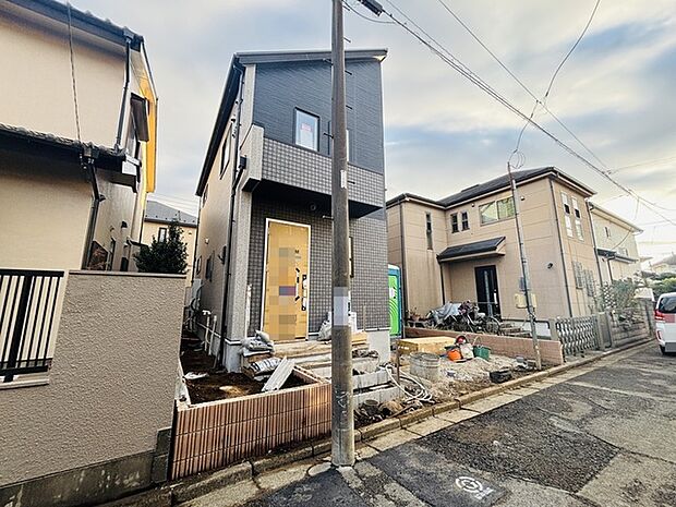 カースペースは1台駐車できます。車庫の出し入れのしやすさなど、実際に現地にてご確認ください。 