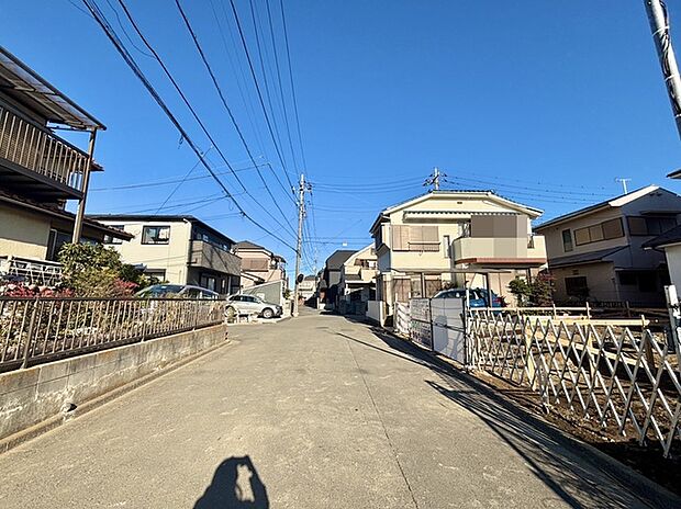 目の前の道路は車通りがほとんどなくお子様のいるご家庭も安心です。