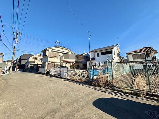 戸建てが立ち並ぶ静かな住宅街。四季折々の移り変わりを感じながら自然と楽しみ、暮らす、そんな毎日を日々の中で感じられる住環境