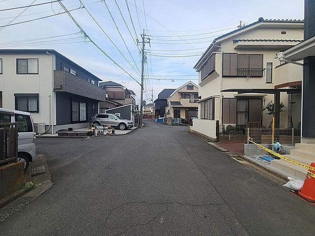 戸建てが立ち並ぶ静かな住宅街。四季折々の移り変わりを感じながら自然と楽しみ、暮らす、そんな毎日を日々の中で感じられる住環境