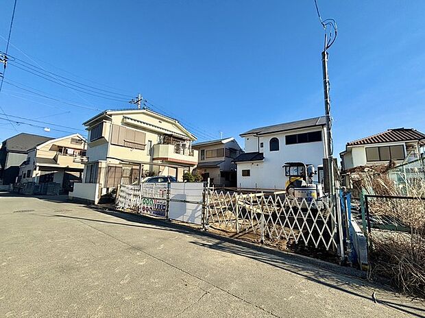 6m幅員の道路に面しておりお車の運転が苦手な方でも安心して出入りいただけます。 