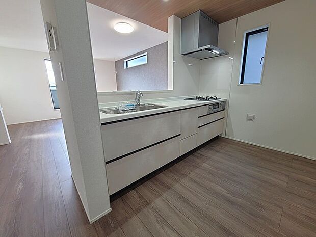 リビングにいる家族の顔が見渡せるカウンターキッチン。お料理もより一層おいしく、楽しく。食器棚を背面に設置しても十分な広さを確保しています。 