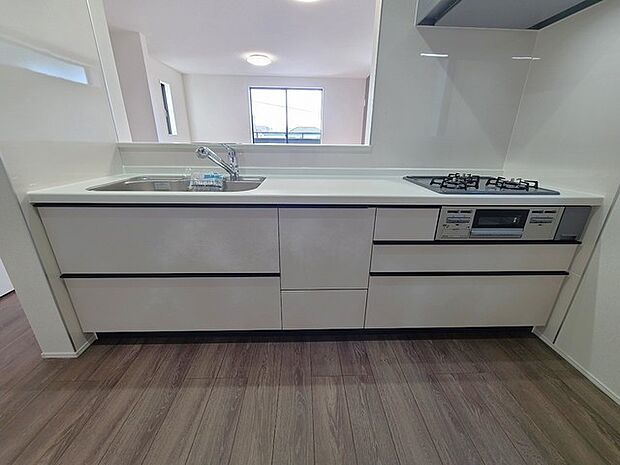 家族団欒のリビング。陽光差し込む食卓には家族の会話とスマイルが溢れます。いつまでもここで食卓を囲みたくなる、そう感じさせてくれるスペース。 