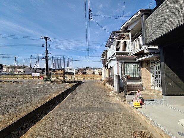 戸建てが立ち並ぶ静かな住宅街。四季折々の移り変わりを感じながら自然と楽しみ、暮らす、そんな毎日を日々の中で感じられる住環境 