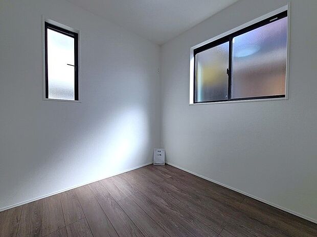 どんな家具にでも相性が良い清潔感ある白色調のクロスを採用。主張しすぎない配色、耐久性にも優れた床材は日々のメンテナンスも楽に、快適に過ごして頂けるよう考えられています。 