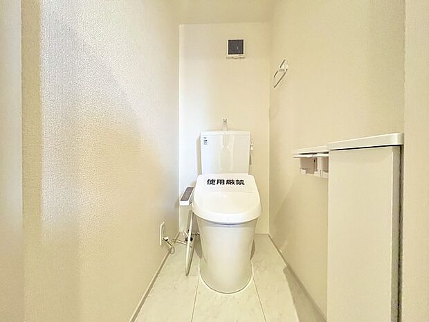 ウォシュレット機能付きのトイレ。収納もあり実用性も兼ね備えた造り。