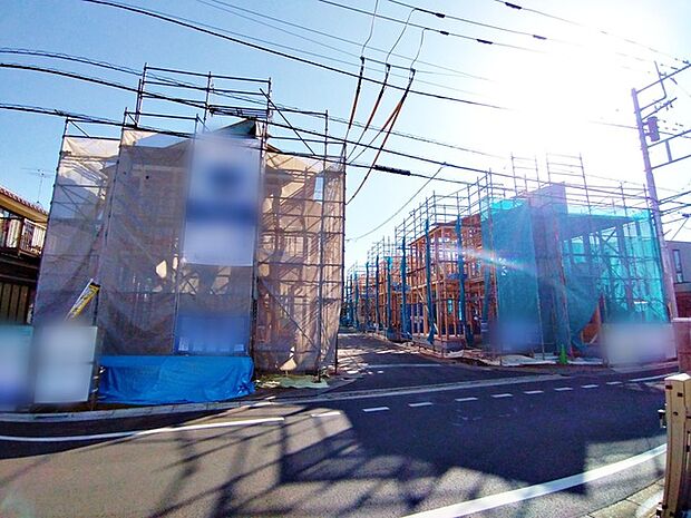 戸建てが立ち並ぶ静かな住宅街。四季折々の移り変わりを感じながら自然と楽しみ、暮らす、そんな毎日を日々の中で感じられる住環境