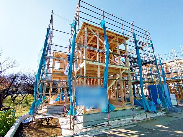 戸建てが立ち並ぶ静かな住宅街。四季折々の移り変わりを感じながら自然と楽しみ、暮らす、そんな毎日を日々の中で感じられる住環境