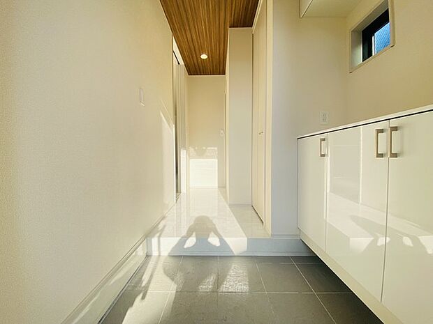 玄関はおうちの顔とも呼ばれる重要な場所！明るくスッキリと見える空間で住まう人を見送り、出迎えてくれます。 