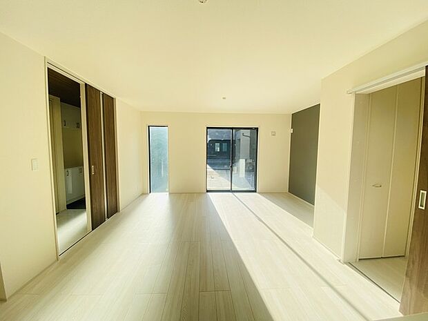 家族や友人、両親、親戚とこれから沢山の時間を紡ぐのだろう。そこを彩るのは窓から見える青い空、心地よい緑。そんなイメージが膨らむリビングスペース。 