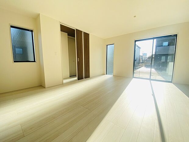 家族団欒のリビング。陽光差し込む食卓には家族の会話とスマイルが溢れます。いつまでもここで食卓を囲みたくなる、そう感じさせてくれるスペース。 