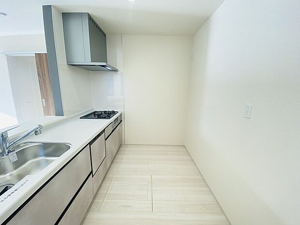 リビングにいる家族の顔が見渡せるカウンターキッチン。お料理もより一層おいしく、楽しく。食器棚を背面に設置しても十分な広さを確保しています。 