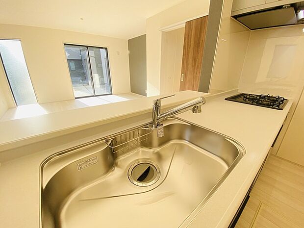 時短に活躍する食器洗浄機や一杯の水も楽しめる浄水器があるシステムキッチン。 