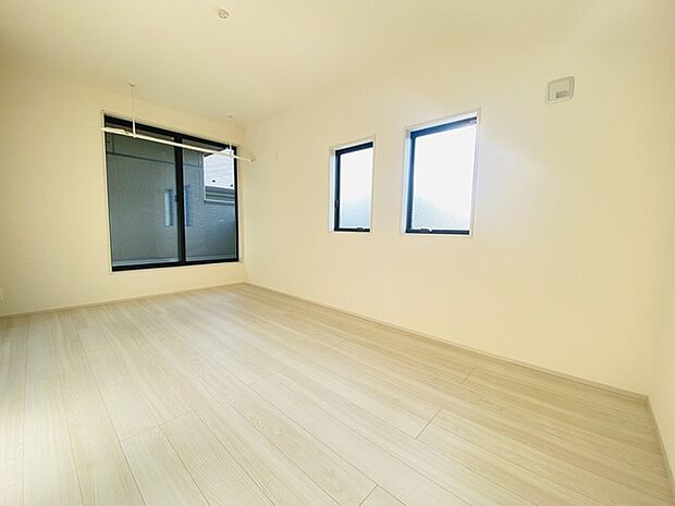 大きな開口部から明るい光が差し込む、日中の室内の明るさがこの部屋の魅力です。