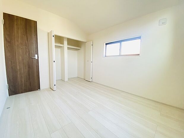 部屋の上部にはゆったりとしたロフトがありお子様のお楽しみスペースとしても収納スペースとして活用いただけけます。