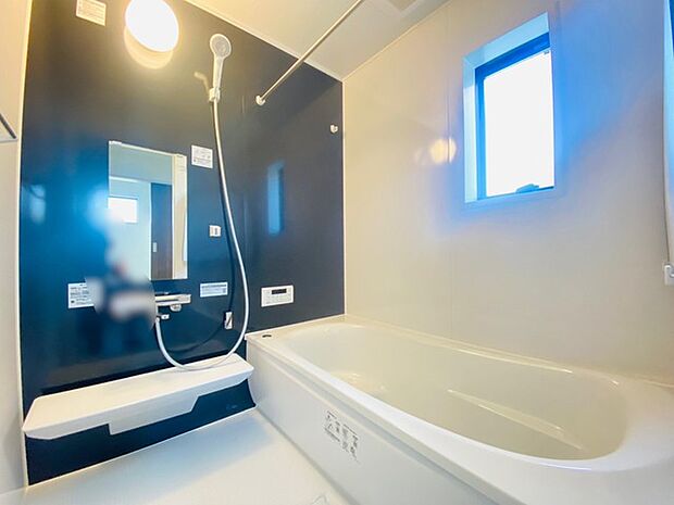 その日の疲れをゆっくりと落としてくれる場所、お子様との大事なひと時を楽しくしてくれる場所。曲線美も感じられるくつろぎのバスタブは、半身浴も楽しめる居心地の良さ。 