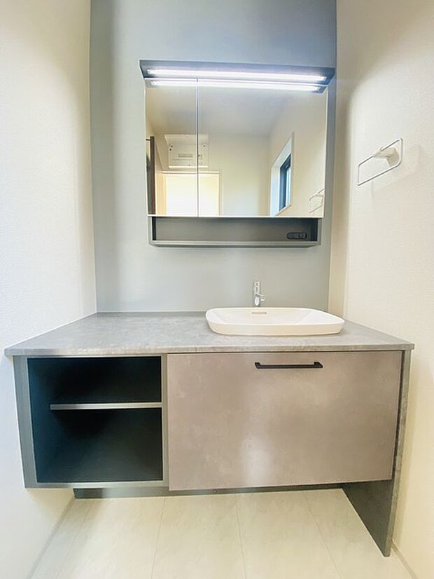 ゆとりの洗面スペースで朝の身支度もスムーズに行えます。