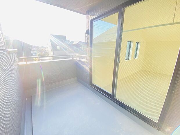 プライバシーを確保しやすい広々としたインナーバルコニー。雨天時でも洗濯物が濡れることなく安心です。 