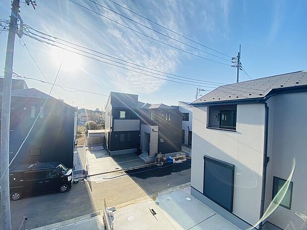 窓から眺める風景は一日の疲れを癒すヒーリングを奏でる、心地の良い時間を演出してくれます。室内も重要ですが、周りの環境もマイホーム選びの大事なポイント