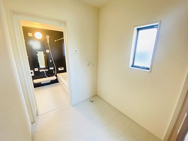 ゆとりの洗面スペースで朝の身支度もスムーズに行えます。 