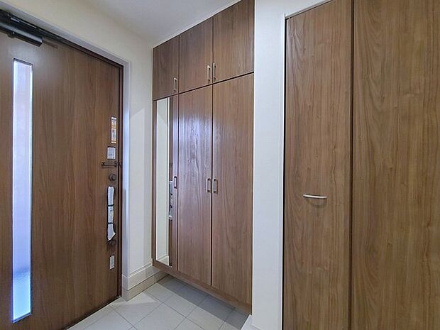 明るく開放的な玄関、靴の脱ぎ履きもしやすく、収納も豊富でご家族皆様の靴をスッキリ収納できます。 