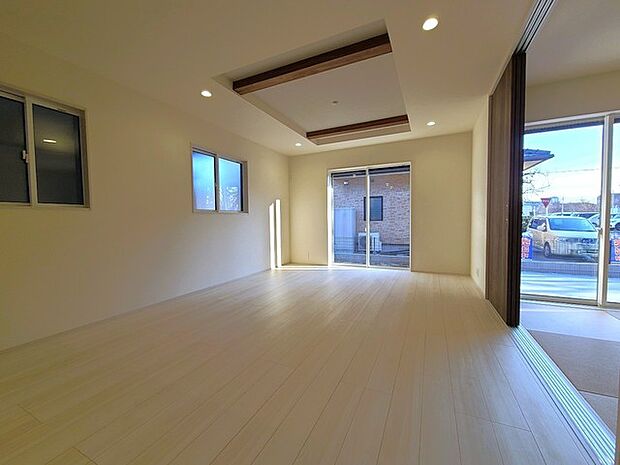 家族団欒のリビング。陽光差し込む食卓には家族の会話とスマイルが溢れます。いつまでもここで食卓を囲みたくなる、そう感じさせてくれるスペース。 