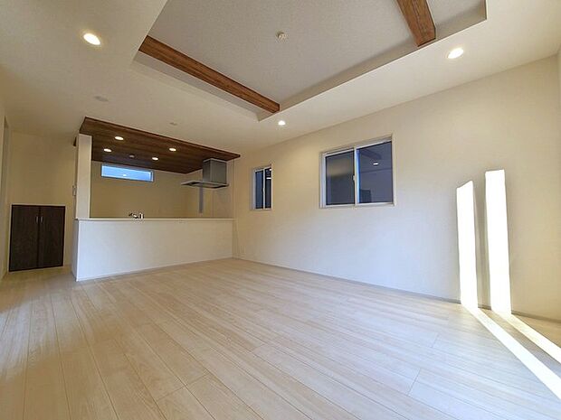 家族団欒のリビング。陽光差し込む食卓には家族の会話とスマイルが溢れます。いつまでもここで食卓を囲みたくなる、そう感じさせてくれるスペース。 