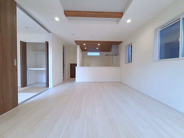 夕食の時間。家族、友人、両親、親戚との会話がより料理を美味しくしてくれる。あっという間に時間が過ぎてしまう居心地の良さは、普段はほっとする空間としてここにあります。 