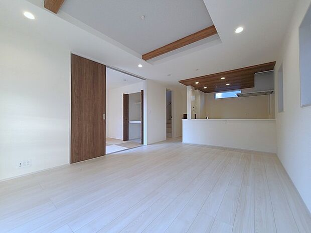 家族団欒のリビング。陽光差し込む食卓には家族の会話とスマイルが溢れます。いつまでもここで食卓を囲みたくなる、そう感じさせてくれるスペース。 