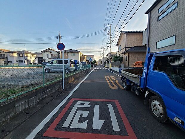 戸建てが立ち並ぶ静かな住宅街。四季折々の移り変わりを感じながら自然と楽しみ、暮らす、そんな毎日を日々の中で感じられる住環境 