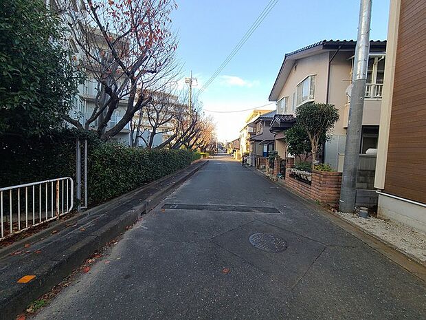 戸建てが立ち並ぶ静かな住宅街。四季折々の移り変わりを感じながら自然と楽しみ、暮らす、そんな毎日を日々の中で感じられる住環境 