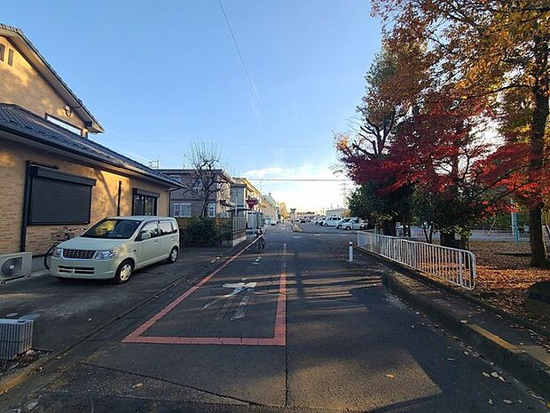 戸建てが立ち並ぶ静かな住宅街。四季折々の移り変わりを感じながら自然と楽しみ、暮らす、そんな毎日を日々の中で感じられる住環境 