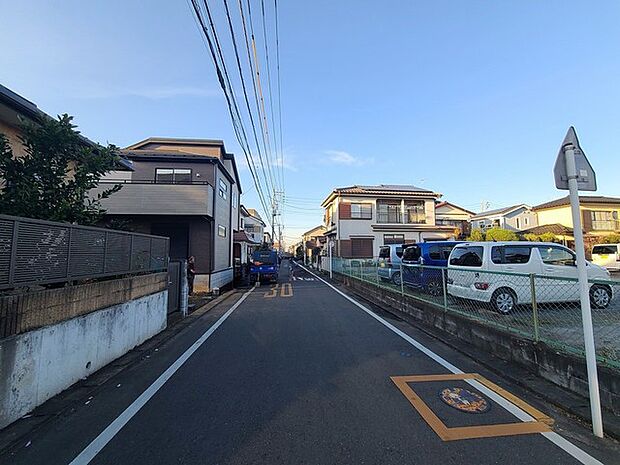 戸建てが立ち並ぶ静かな住宅街。四季折々の移り変わりを感じながら自然と楽しみ、暮らす、そんな毎日を日々の中で感じられる住環境 