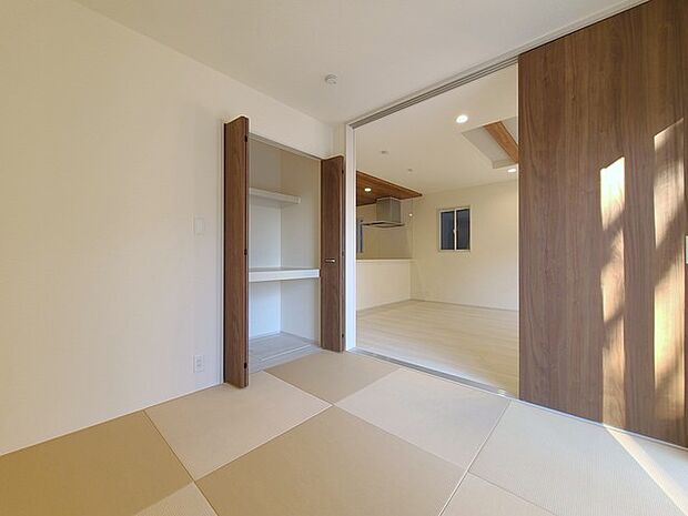 和室があるとやはりどこか心落ち着いてしまいます。客間としてもちょうど良い約4.5帖。 