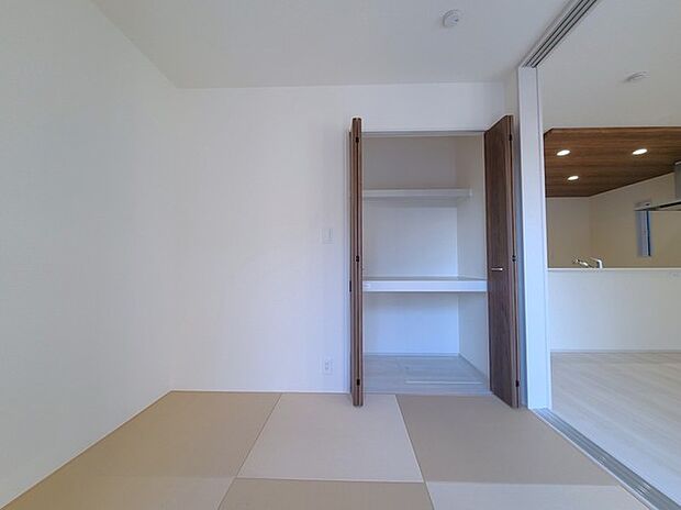 和室があるとやはりどこか心落ち着いてしまいます。客間としてもちょうど良い約4.5帖。 