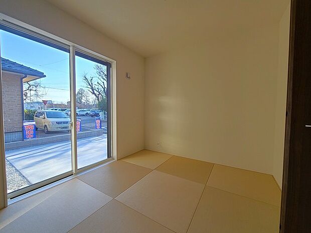 家族団欒のリビング。陽光差し込む食卓には家族の会話とスマイルが溢れます。いつまでもここで食卓を囲みたくなる、そう感じさせてくれるスペース。 