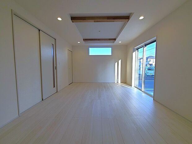 家族団欒のリビング。陽光差し込む食卓には家族の会話とスマイルが溢れます。いつまでもここで食卓を囲みたくなる、そう感じさせてくれるスペース。 