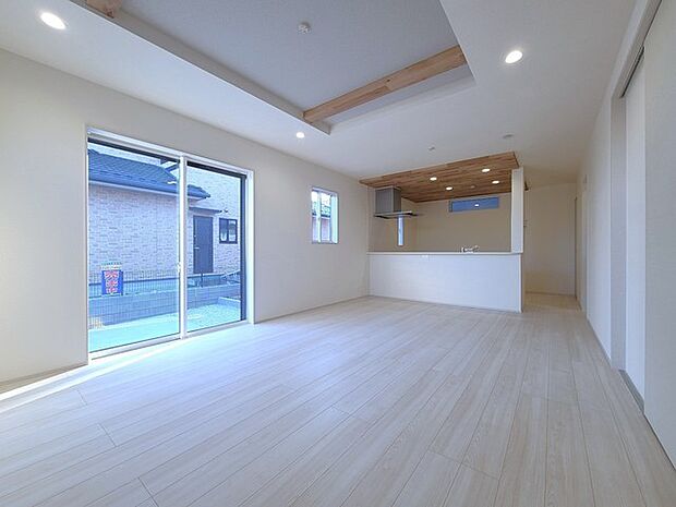 家族団欒のリビング。陽光差し込む食卓には家族の会話とスマイルが溢れます。いつまでもここで食卓を囲みたくなる、そう感じさせてくれるスペース。