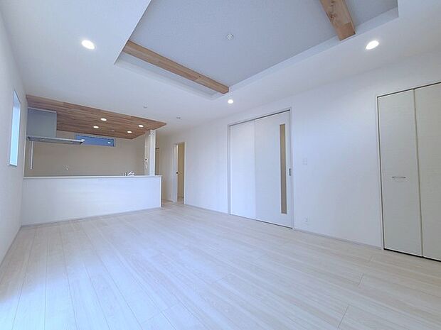 家族団欒のリビング。陽光差し込む食卓には家族の会話とスマイルが溢れます。いつまでもここで食卓を囲みたくなる、そう感じさせてくれるスペース。 