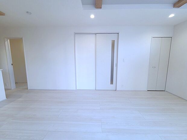 家族団欒のリビング。陽光差し込む食卓には家族の会話とスマイルが溢れます。いつまでもここで食卓を囲みたくなる、そう感じさせてくれるスペース。 