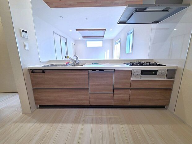 リビングにいる家族の顔が見渡せるカウンターキッチン。お料理もより一層おいしく、楽しく。食器棚を背面に設置しても十分な広さを確保しています。 