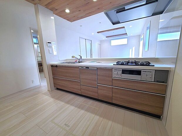 リビングにいる家族の顔が見渡せるカウンターキッチン。お料理もより一層おいしく、楽しく。食器棚を背面に設置しても十分な広さを確保しています。