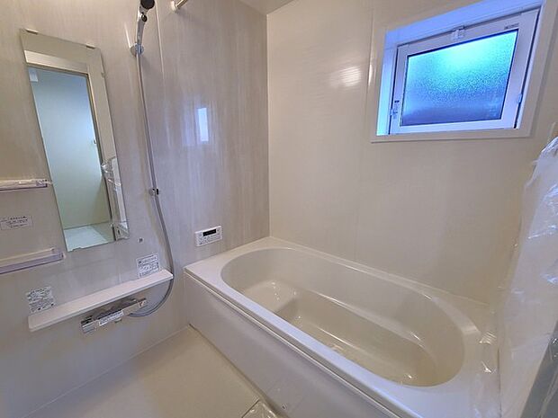 一緒にお風呂に入っている子供達の声がリビングまで聞こえてきそうな広々とした1坪バス 