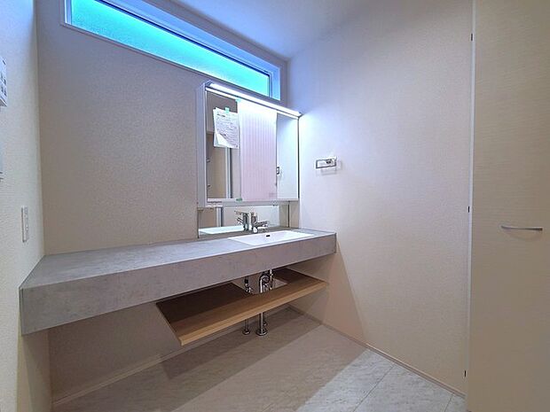 使い勝手の良い洗面台、窓があることで換気もしやすく清潔感のある空間を保てます。 