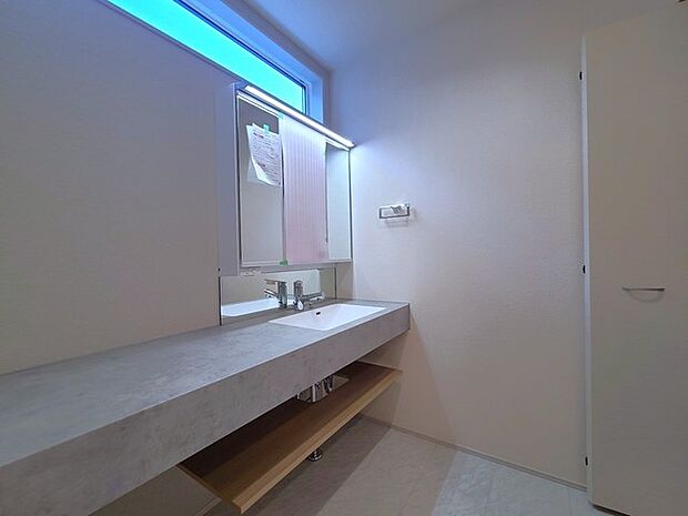 お出かけ前の身だしなみに一歩差がつく三面鏡。ミラー裏にはたっぷり収納もございます。