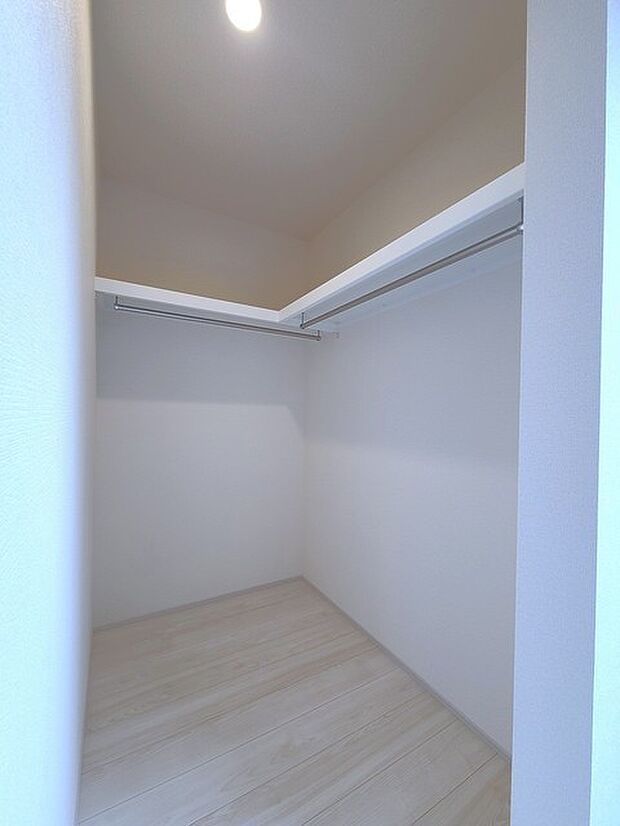 収納で悩む時間をなくしたい。家族の衣服が多くても頼もしいWIC(ウォークインクローゼット)