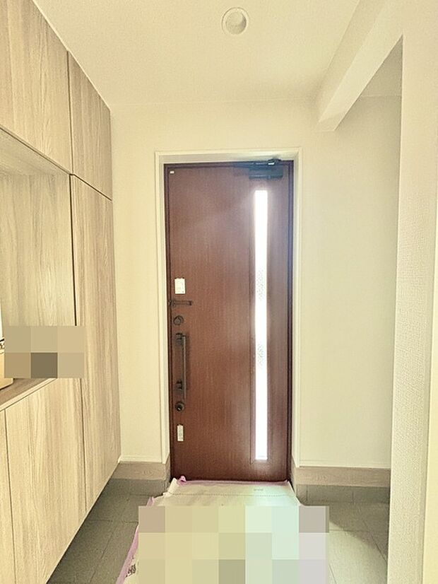 明るく開放的な玄関、靴の脱ぎ履きもしやすく、収納も豊富でご家族皆様の靴をスッキリ収納できます。 