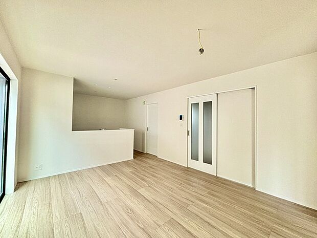 家族団欒のリビング。陽光差し込む食卓には家族の会話とスマイルが溢れます。いつまでもここで食卓を囲みたくなる、そう感じさせてくれるスペース。 