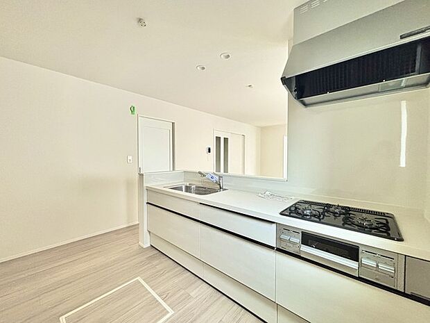 人工大理石を使用したシステムキッチン。永く傷つきにくく、お手入れもしやすい高機能性です。 